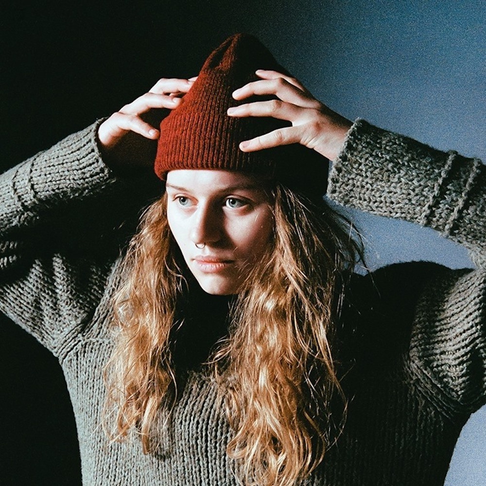 Nieuwe single girl in red “You Stupid Bitch”