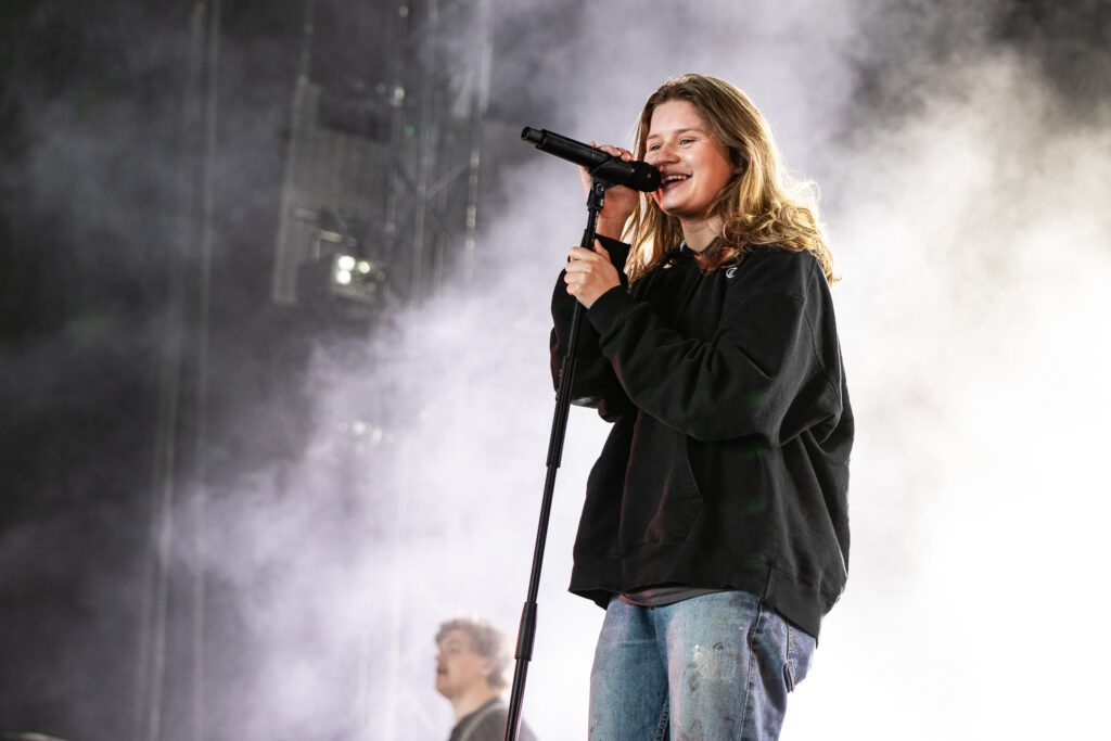 Nieuwe single girl in red "October Passed Me By"