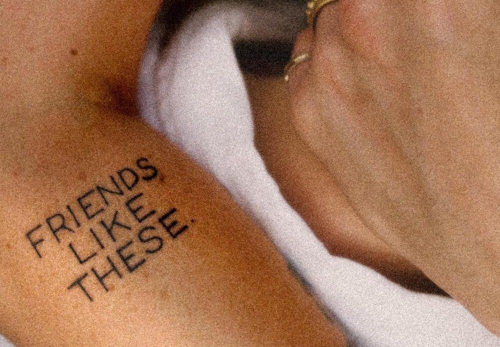 RHODES - Friends Like These (★★★): Van je vrienden moet je het hebben