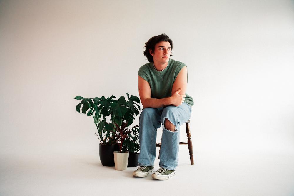İlk single Matthew Hall – “Uygunsuz”