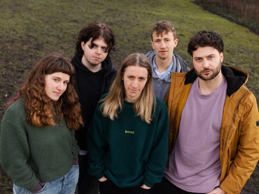 Yeni single Stay Lunar – “Sen Etrafta Olduğunda Seviyorum”